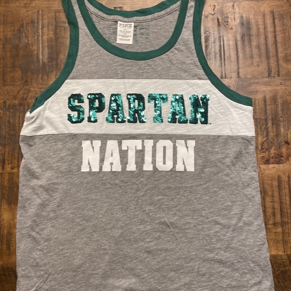 T-shirt à Poche Victoria's Secret, Rose Bling, Motif Michigan State Spartans, Taille Plus, Manches Courtes, Neuf Avec étiquette